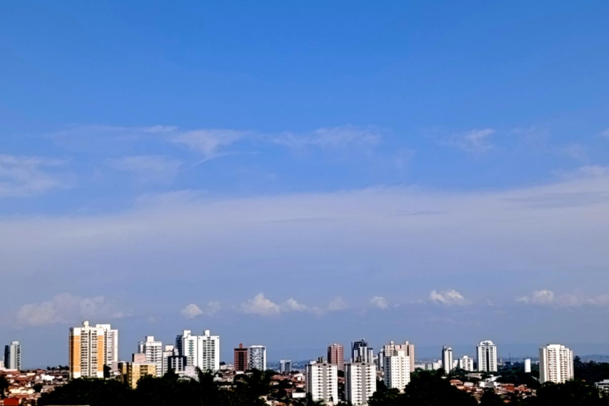 O domingo com o belo céu azul vai ter clima bem quente nas próximas horas em Piracicaba 