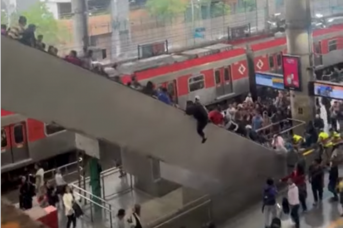 Imagens que circulam nas redes sociais mostram aglomeração e choque de pessoas na escada rolante. 