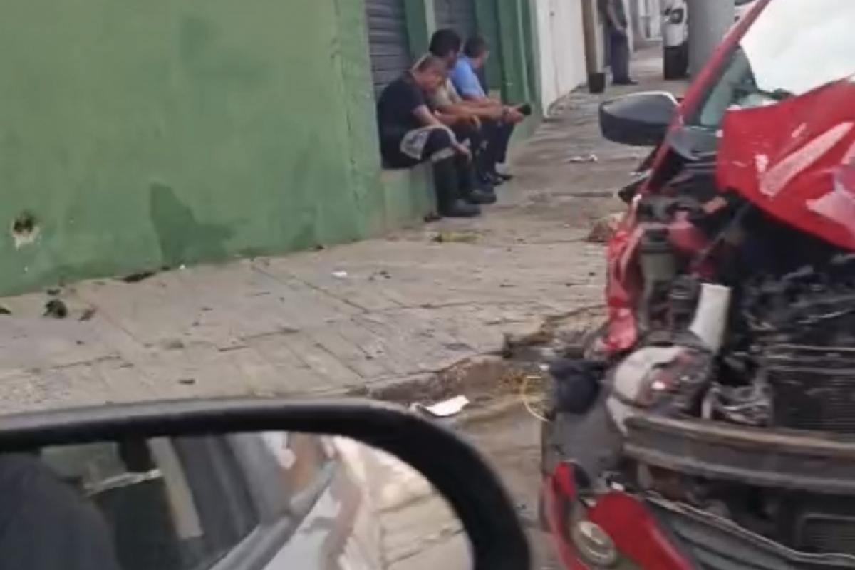 Carro ficou destruído 