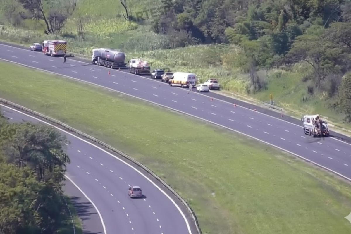 Carreta pegou fogo na ligação entre a Anhanguera e a Bandeirantes, em Campinas; tráfego chegou a ser totalmente interditado.