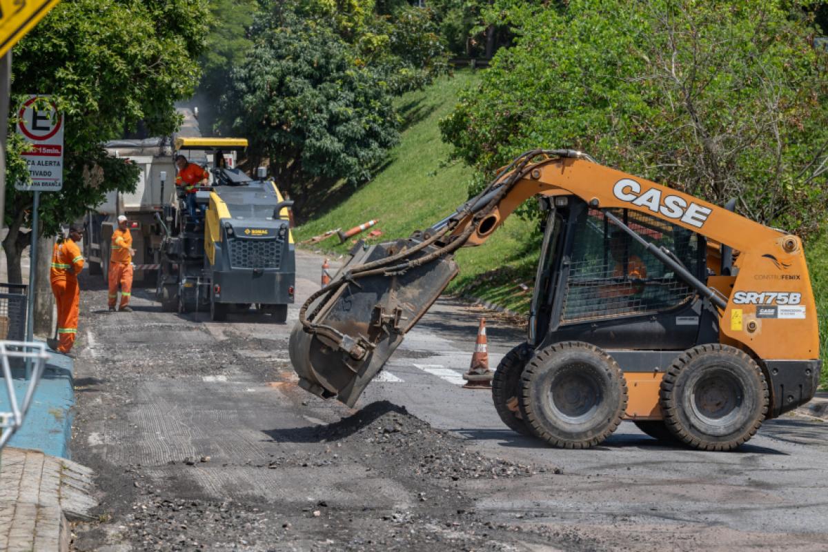Os trabalhos incluem fresagem, imprimação ligante, aplicação de cola e, por fim, a colocação da nova massa asfáltica