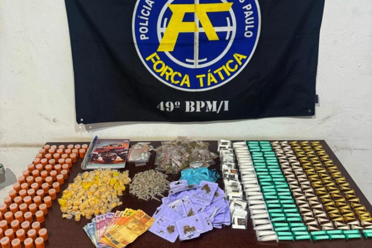 As drogas estavam com a dupla e foram apreendidas