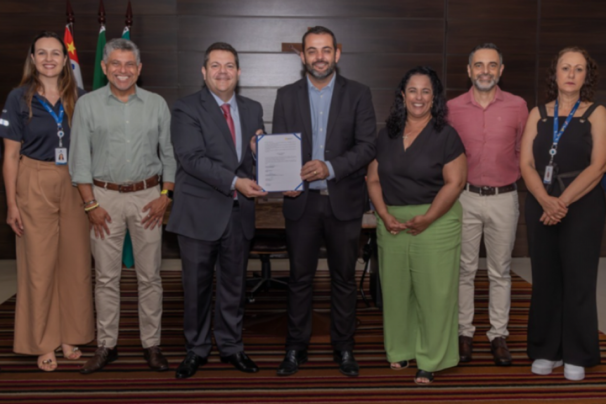 Na foto, com o termo, Frederico Arantes do Sistran-SP (esq) e Gustavo Martinelli, prefeito de Jundiaí 