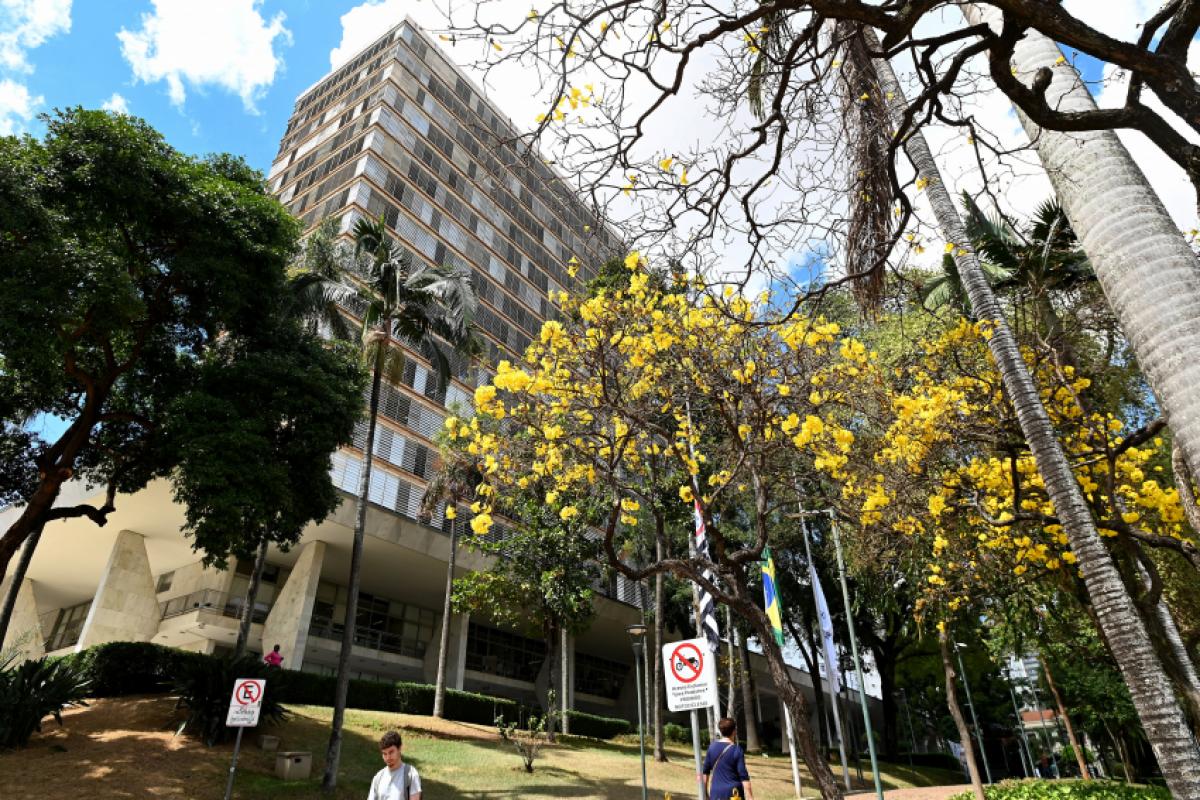 Sindicato reage à suspensão do 13º vale-refeição e do auxílio nutricional e convoca assembleia que pode deflagrar greve geral no dia 15.