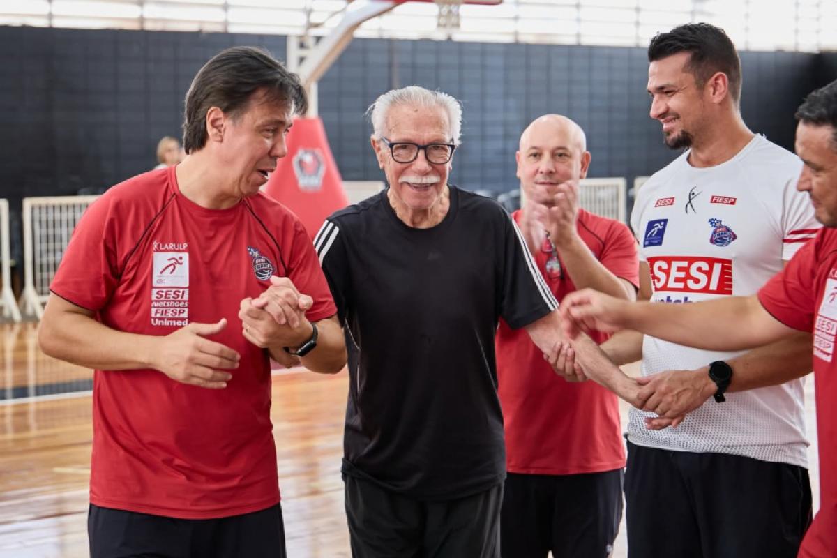 Hélio Rubens Garcia no treino do Sesi Franca ao lado de seu filho Helinho e membros da comissão técnica
