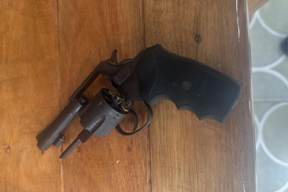 Arma apreendida com os suspeitos
