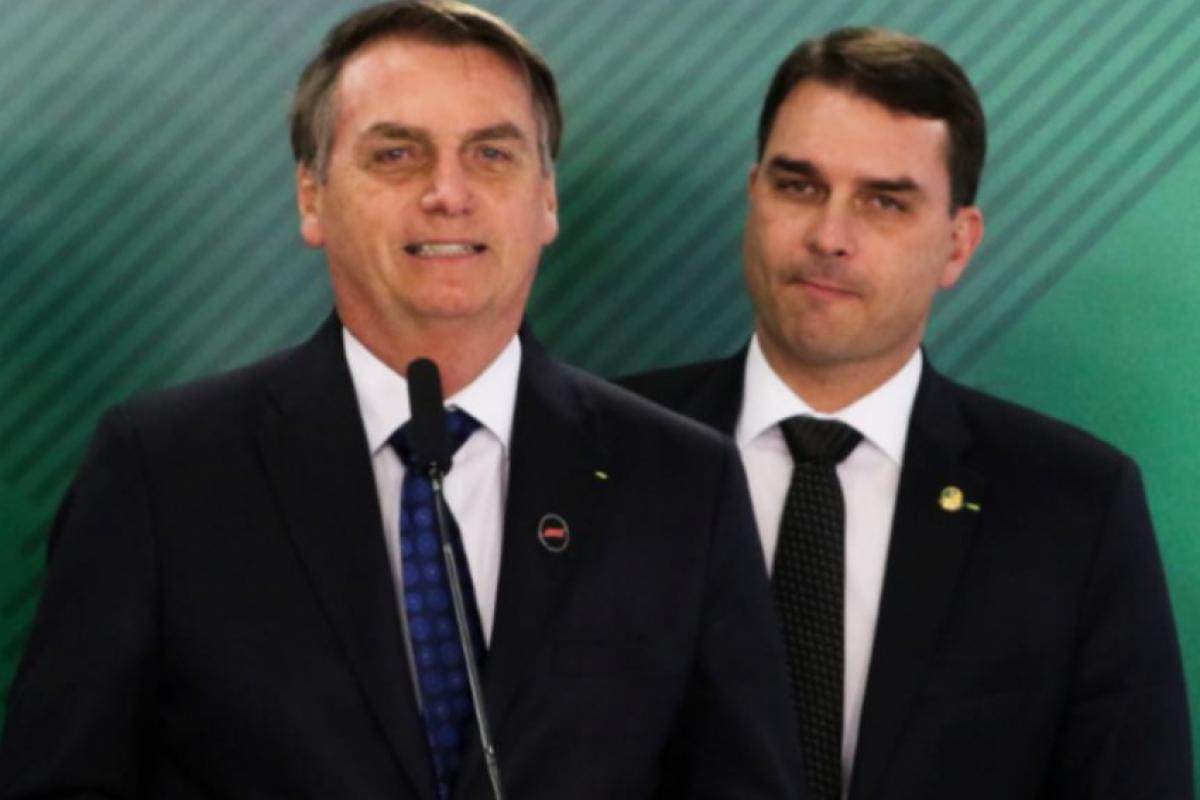 Jair Bolsonaro, ex-presidente, com o filho mais velho Flávio, que é senador