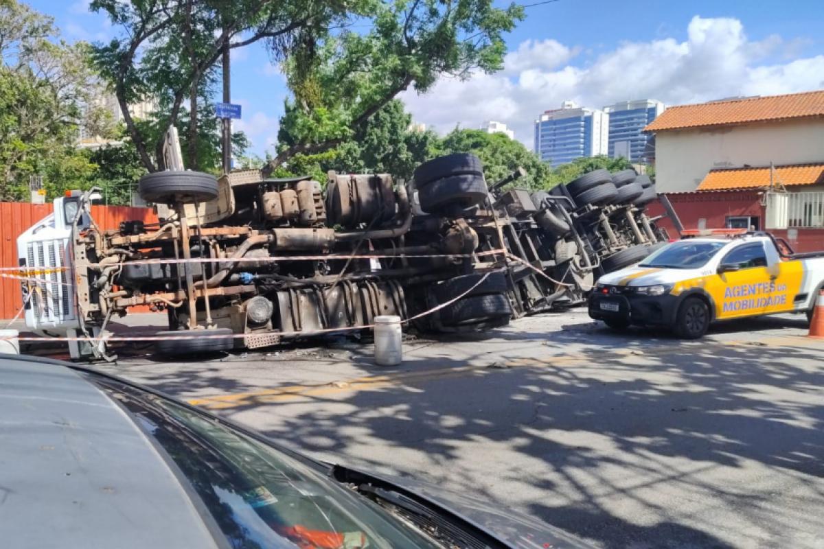 Carreta tombou em São José