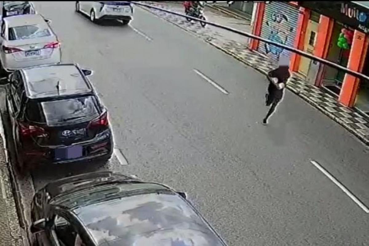 Ele foi flagrado durante a fuga após o assalto