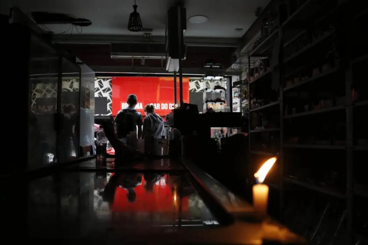 A Enel passou a classificar esses casos como 'alta complexidade' e não informa mais prazo para solucionar o problema