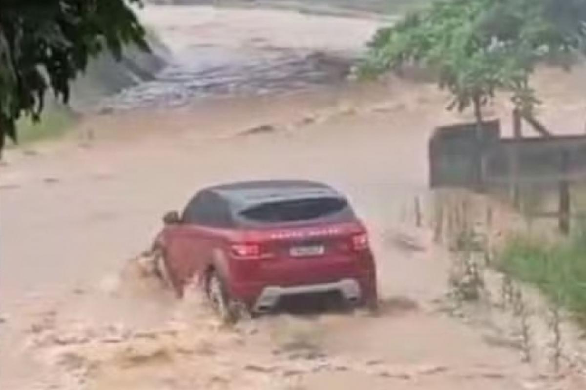 Motorista tentou passar por área alagada