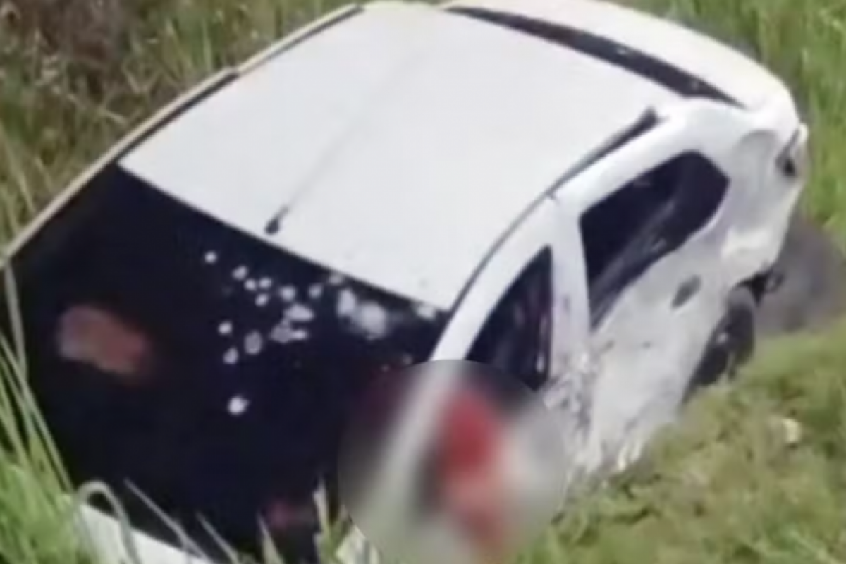 Um bebê que estava no veículo foi atingido nas pernas e levado ao hospital.