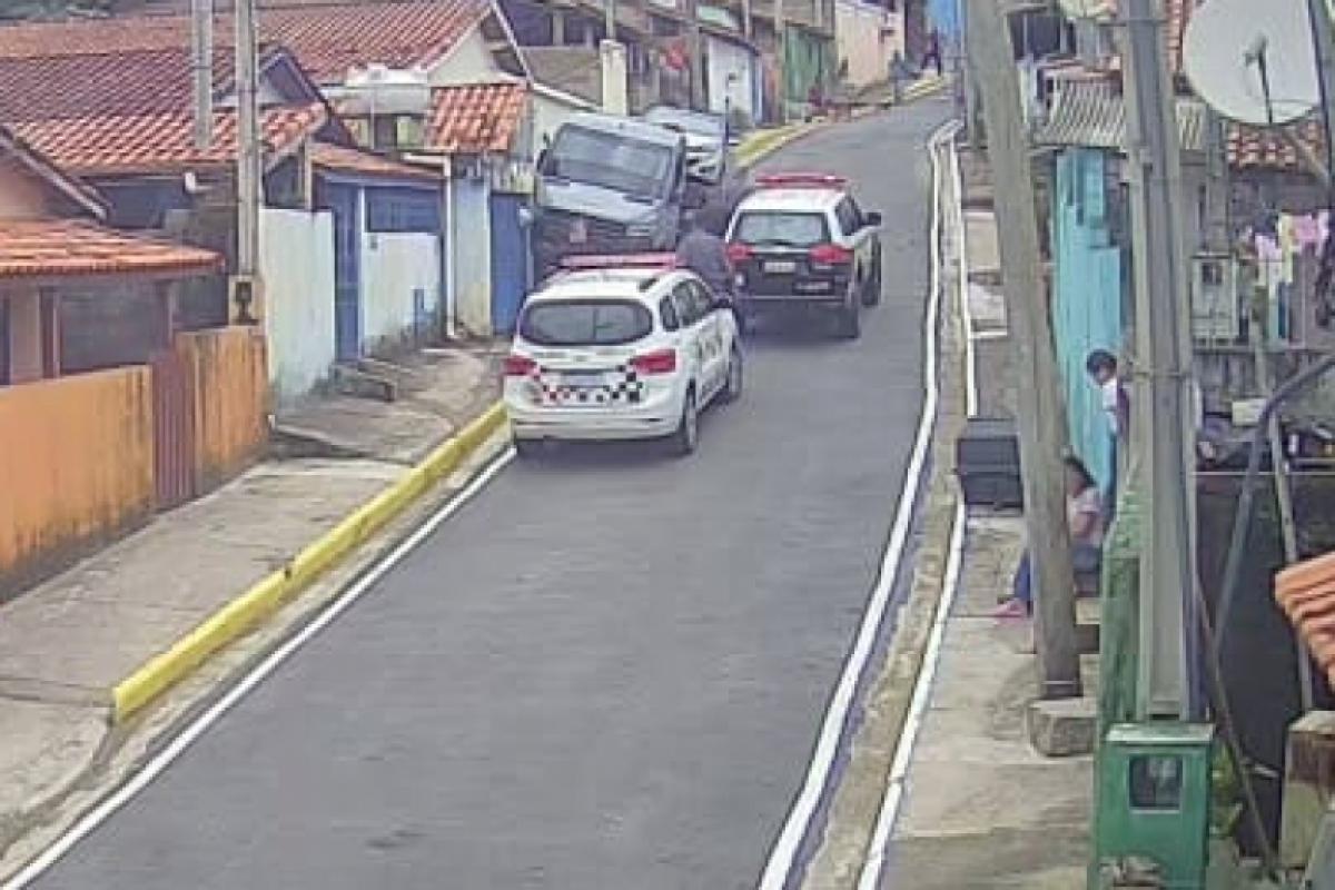 Guincho parou após bater em casas