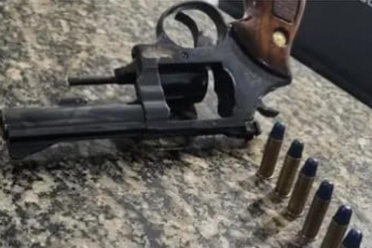A arma e as munições foram apreendidas