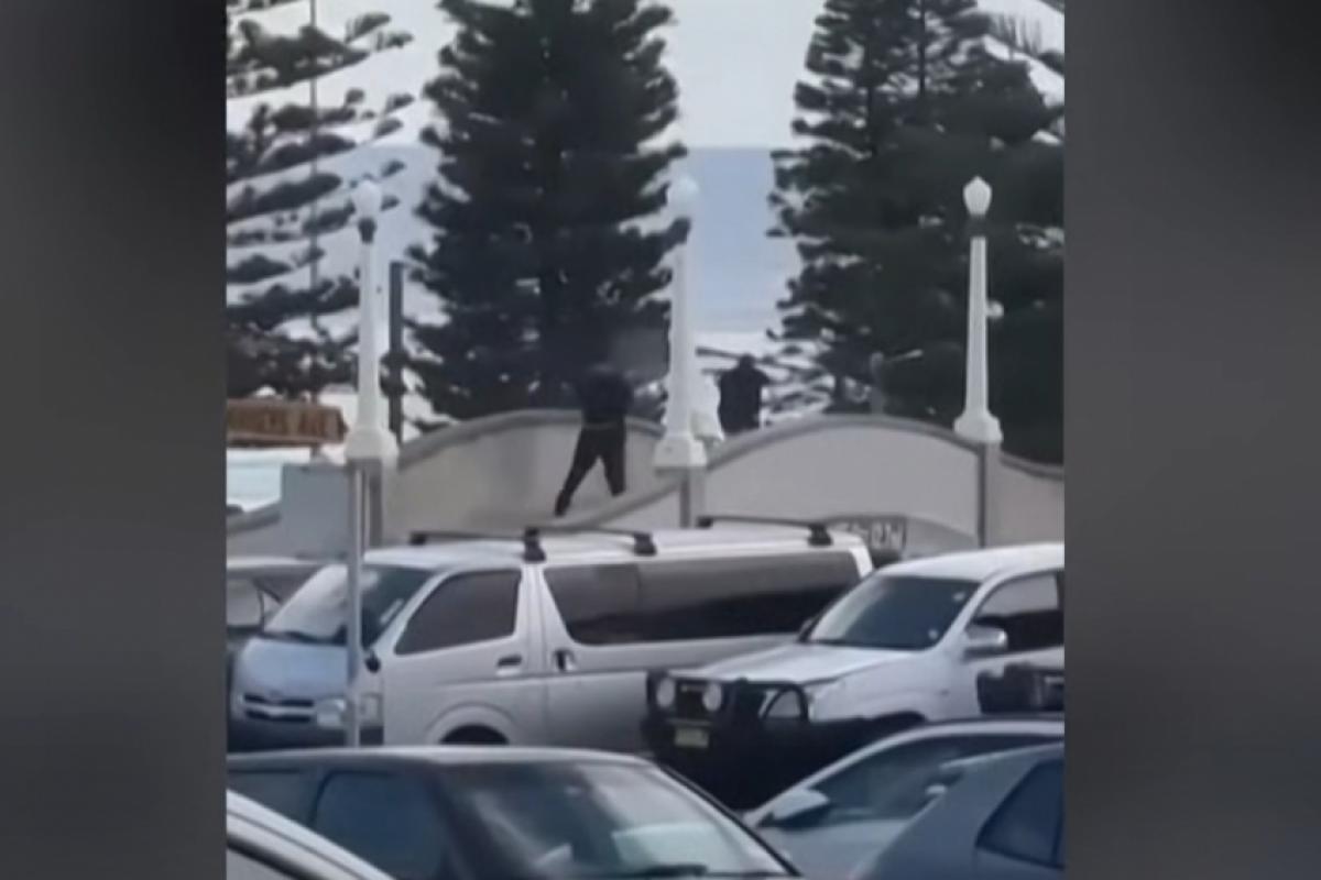 Atiradores mataram ao menos 12 pessoas