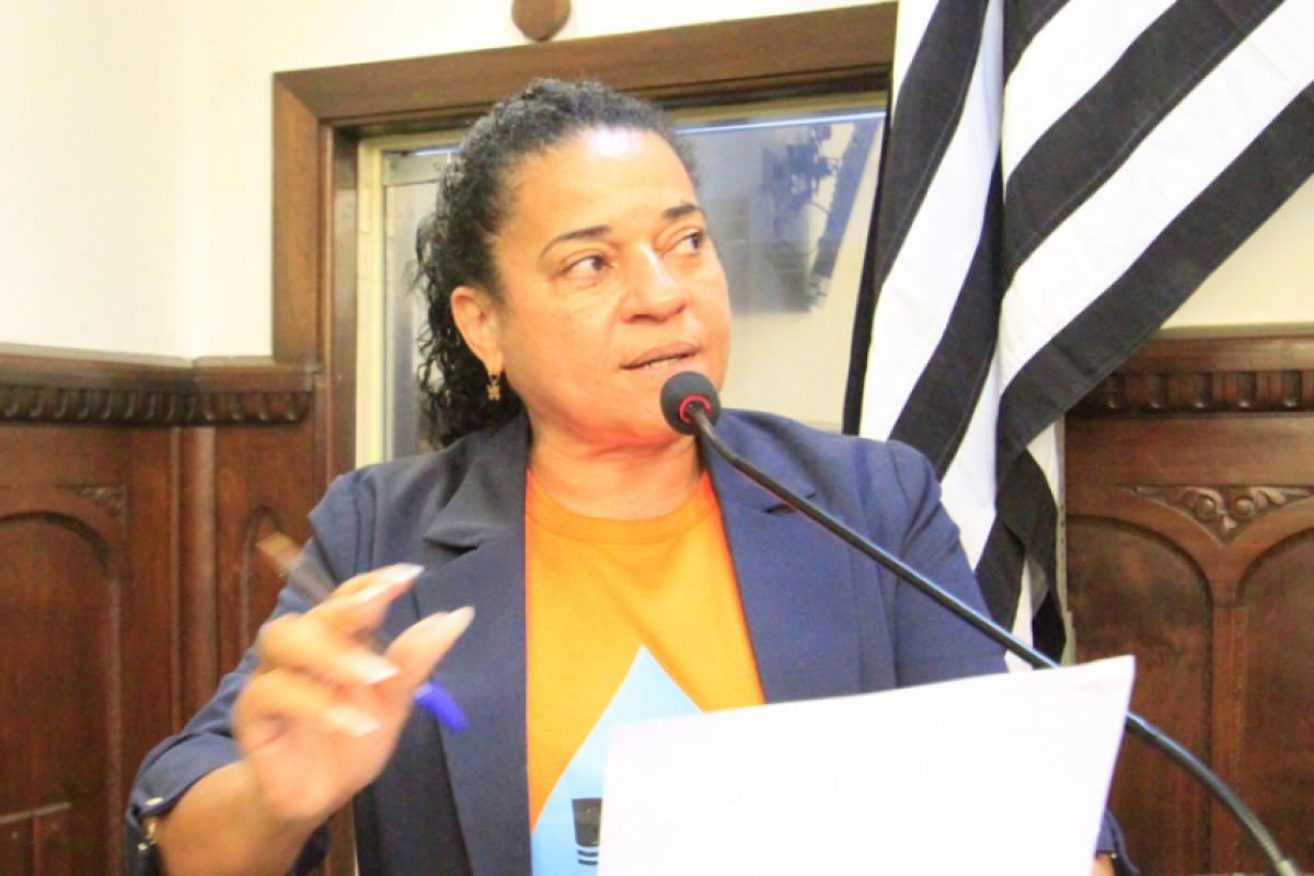 Estela Almagro na tribuna do Legislativo