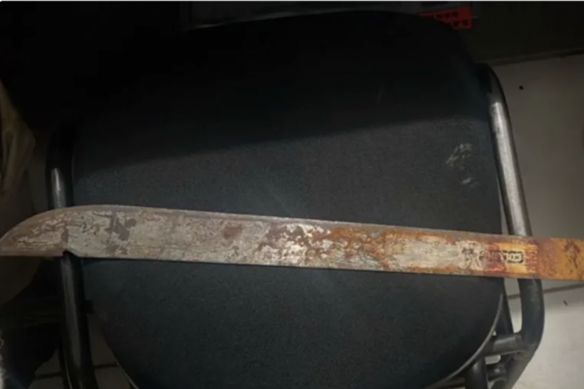 O padre se aproximou para comprar algo na conveniência e elogiou a beleza das garotas.