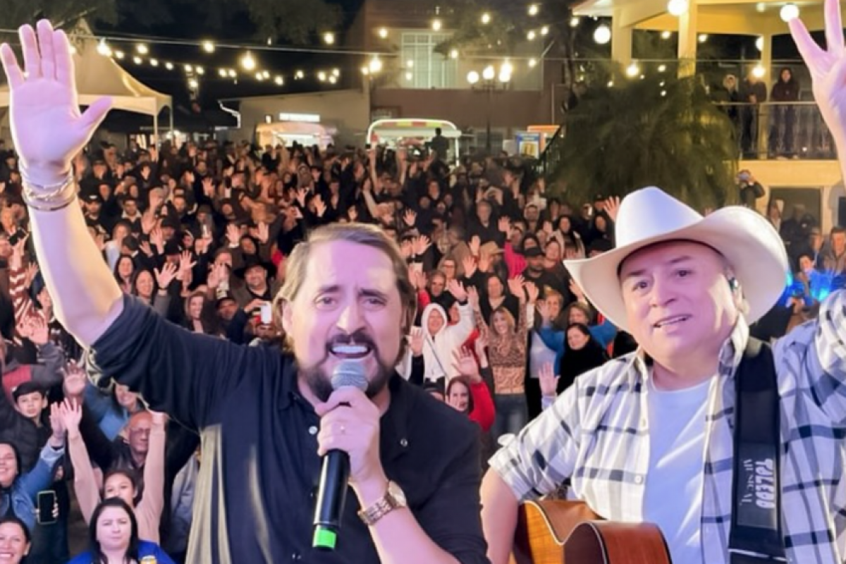 Mauri, de camiseta preta, e o irmão Maurício, de chapéu claro, com quem formava dupla.