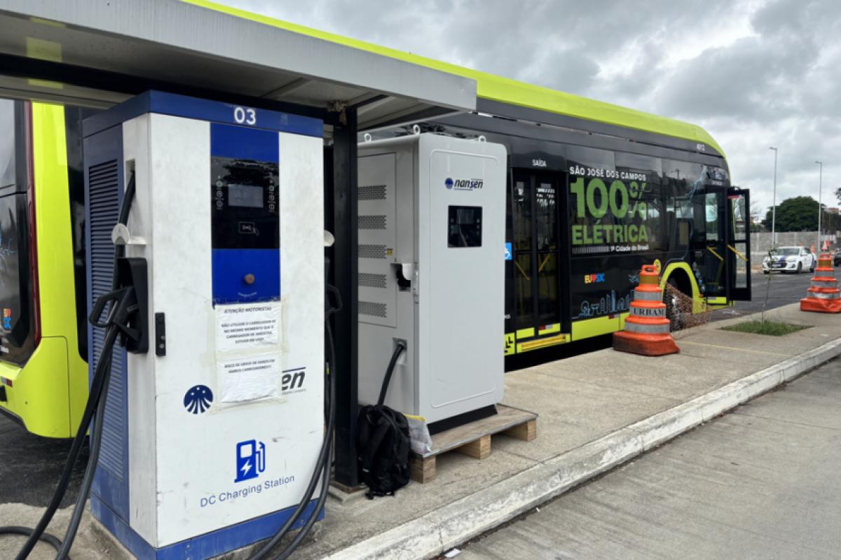 Ponto de carregamento de ôninus elétricos na região sul de São José