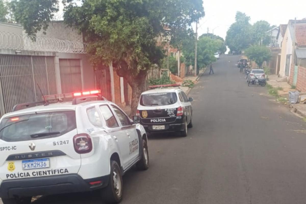 Polícia investiga as circunstâncias do homicídio