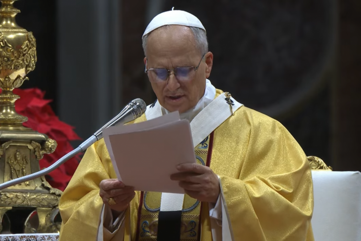 A cerimônia inaugura oficialmente as celebrações natalinas no Vaticano e tem como eixo central a mensagem de paz. 