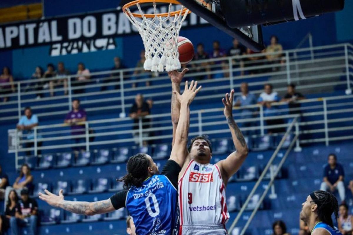 Lance do jogo entre Franca e São José