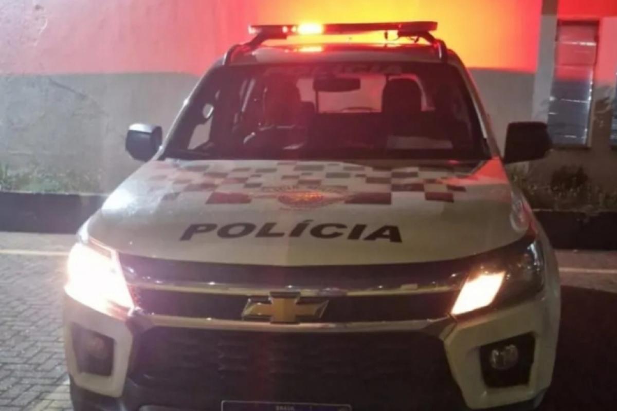 A Polícia Militar foi acionada após moradores do condomínio ouvirem pedidos de socorro e choro vindos do local. 