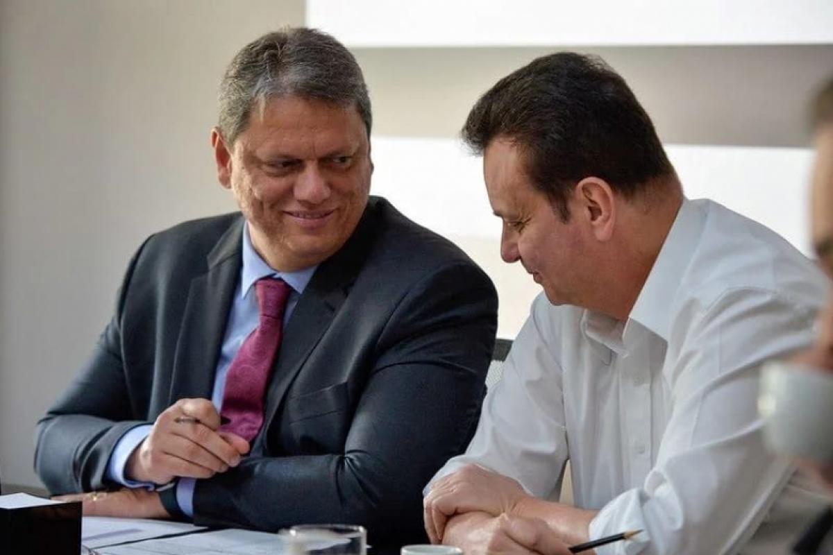 Governador Tarcísio de Freitas (Republicanos) e secretário Gilberto Kassab, presidente do PSD