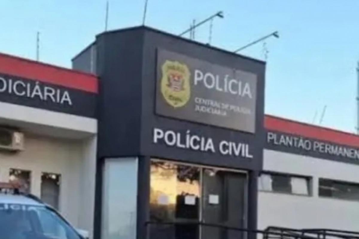 Ela também simulou desmaio e tentou suicídio na delegacia, segundo a Polícia Militar.