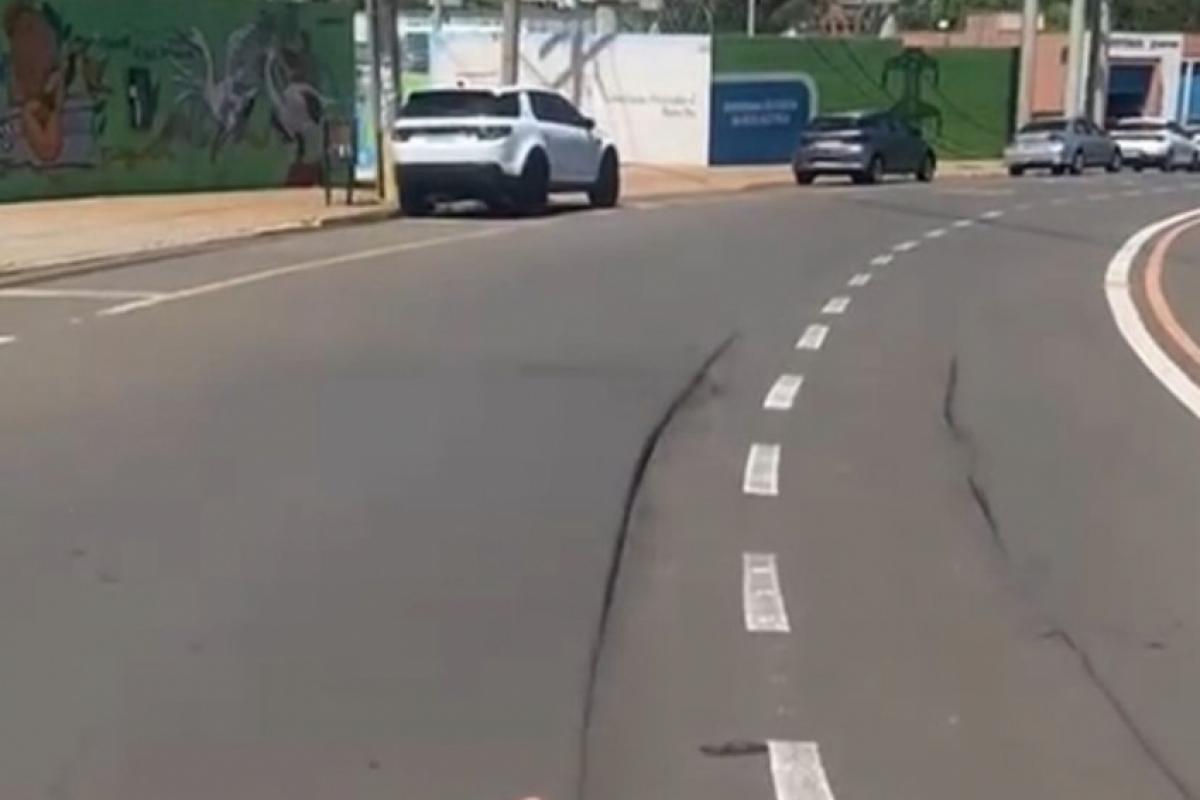 De acordo com as imagens e com relatos enviados à reportagem, a condutora perdeu o controle da moto ao passar por um desnível no asfalto existente no trecho