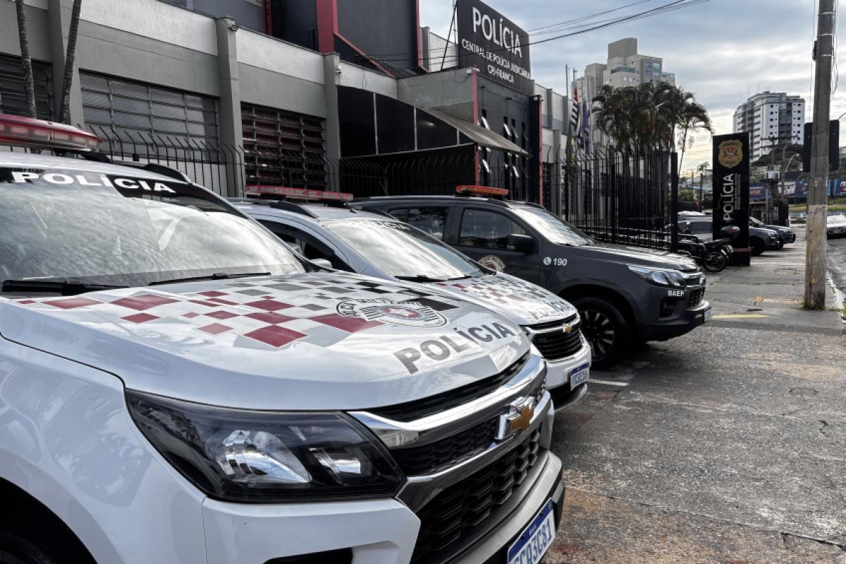 Viaturas da Polícia Militar em frente à CPJ de Franca, para onde a dupla foi levada
