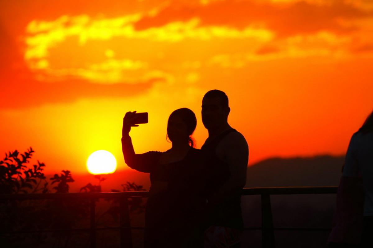 Casal no deck da Avenida Anchieta, em São José dos Campos