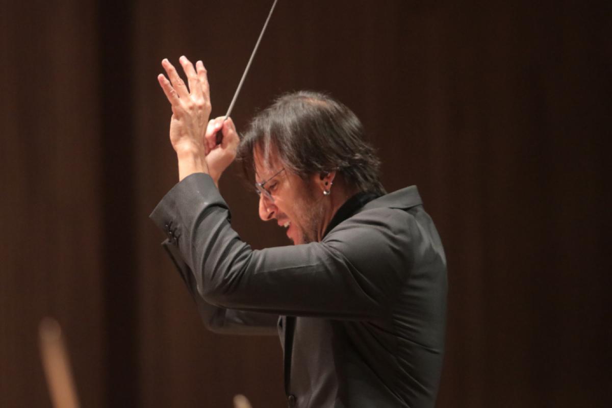 Carlos Prazeres pediu desligamento por motivos familiares e fará concerto de despedida; processo para escolha do sucessor já foi iniciado.