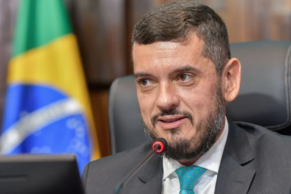  Ele deixará a prisão, mas terá de usar tornozeleira eletrônica enquanto responde às investigações. 