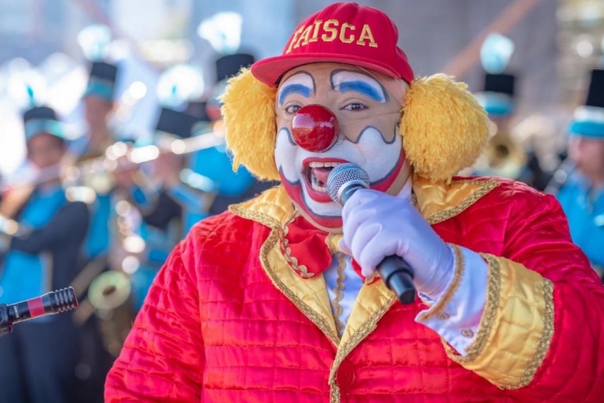 Faísca exibe o nariz original do Bozo, presente recebido do próprio palhaço, usado em suas apresentações
