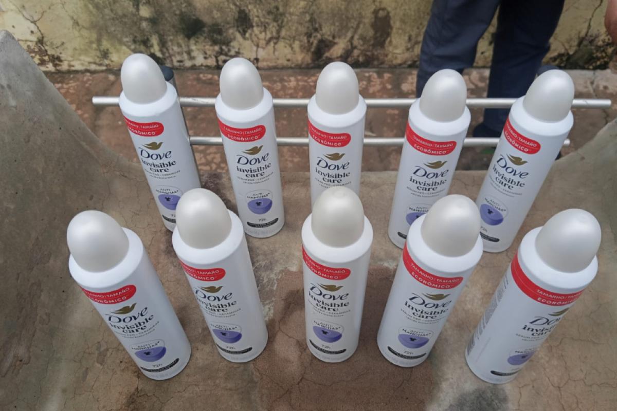 Frascos de desodorante encontrados com os acusados