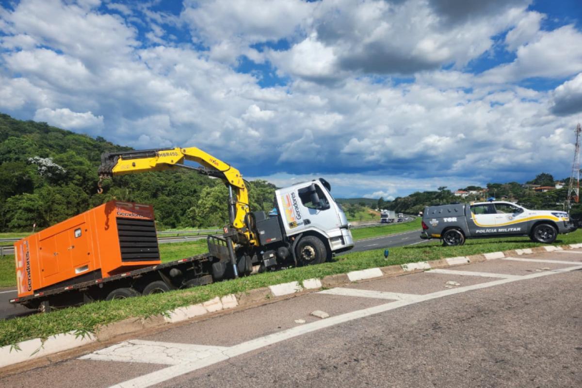 A manobra resultou em danos à traseira do caminhão e ao gerador