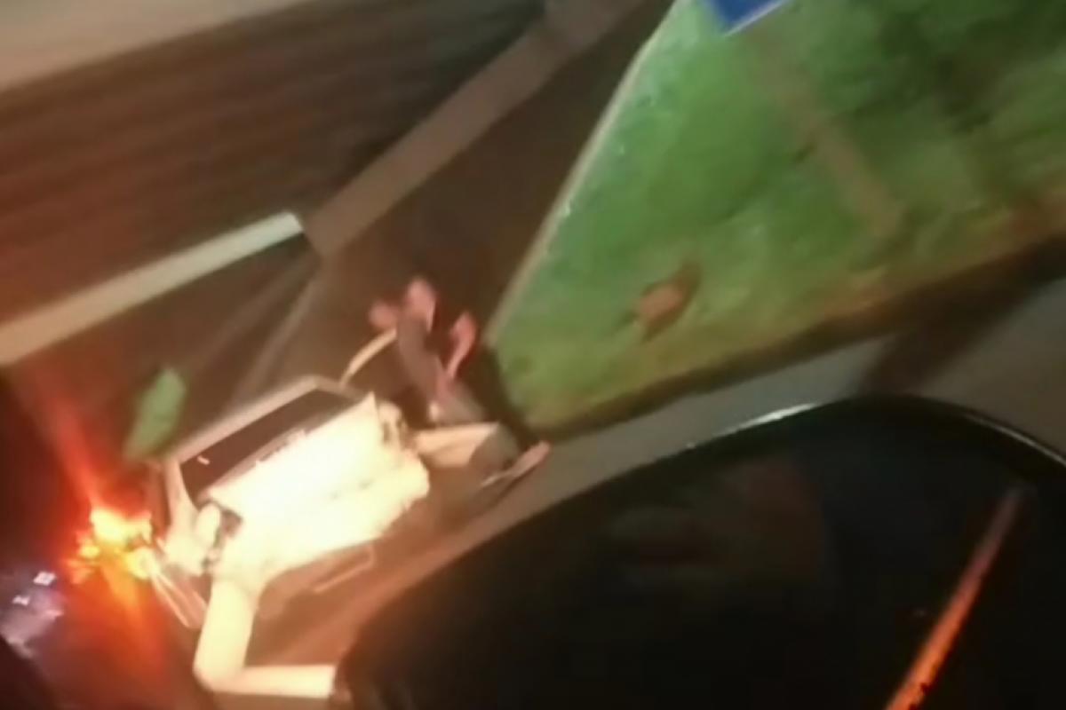 Um dos carros envolvidos na sequência de batidas