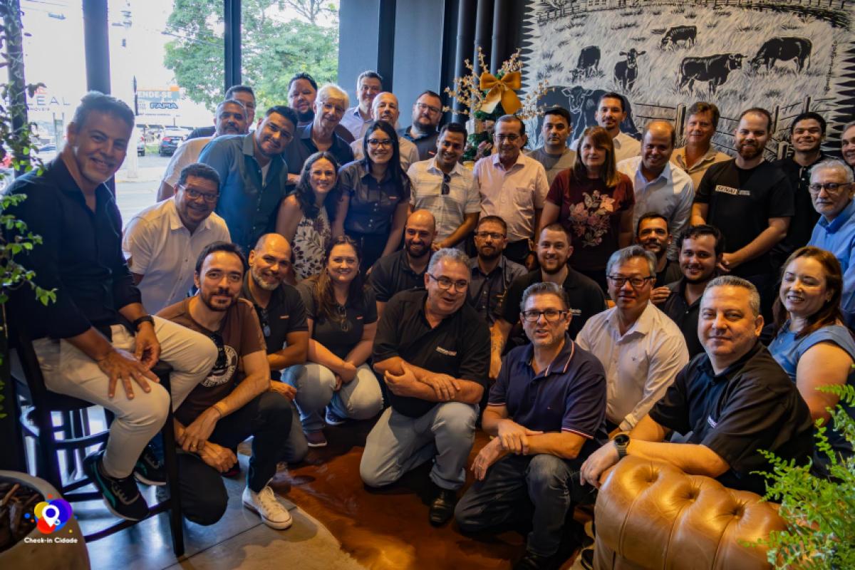 O almoço, realizado no Bison Steak House, reuniu representantes do setor gráfico regional para celebrar o encerramento das atividades de 2025