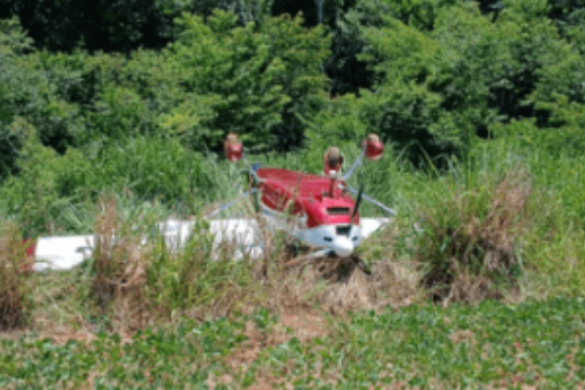 Sem possibilidade de continuar no ar, o piloto executou o pouso forçado.