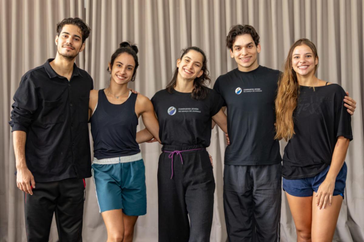 Bailarinos da Companhia Jovem de Dança de Jundiaí que embarcam para o intercâmbio artístico na Dinamarca