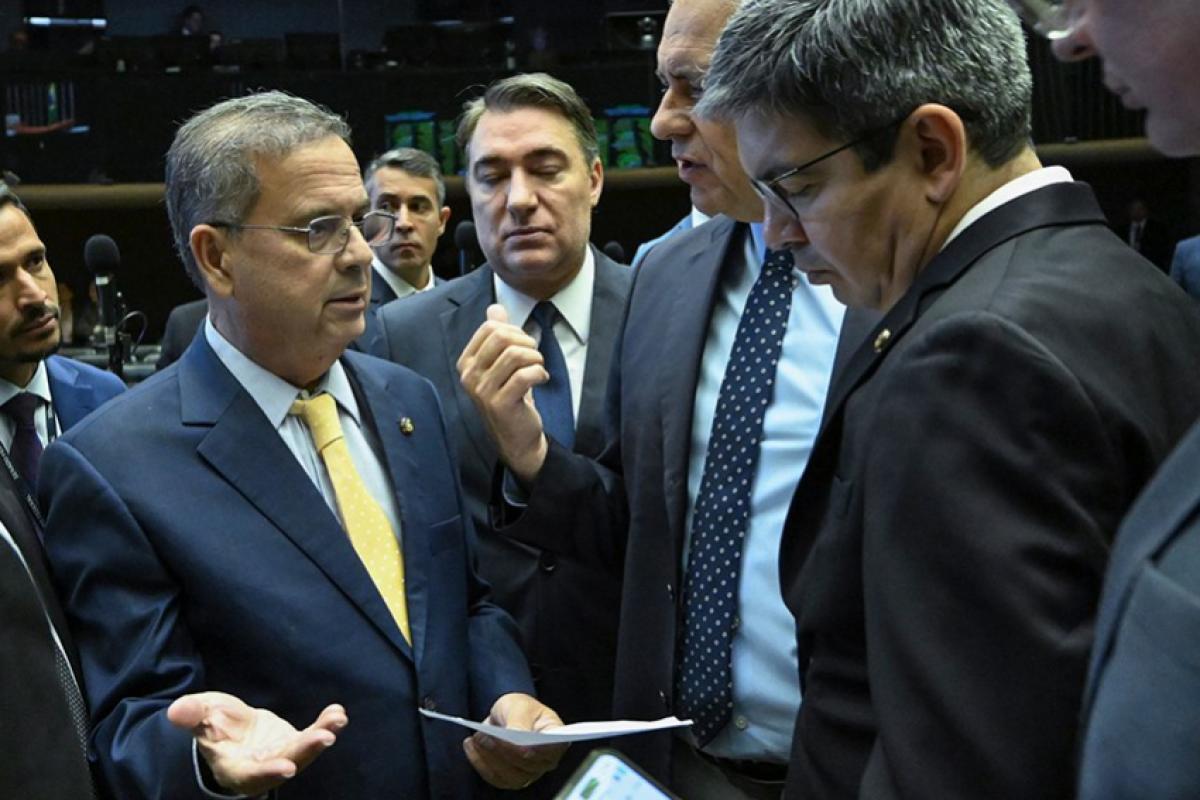 Líder da oposição, Rogério Marinho (E) conversa com o líder do governo no Congresso, Randolfe Rodrigues (D) 