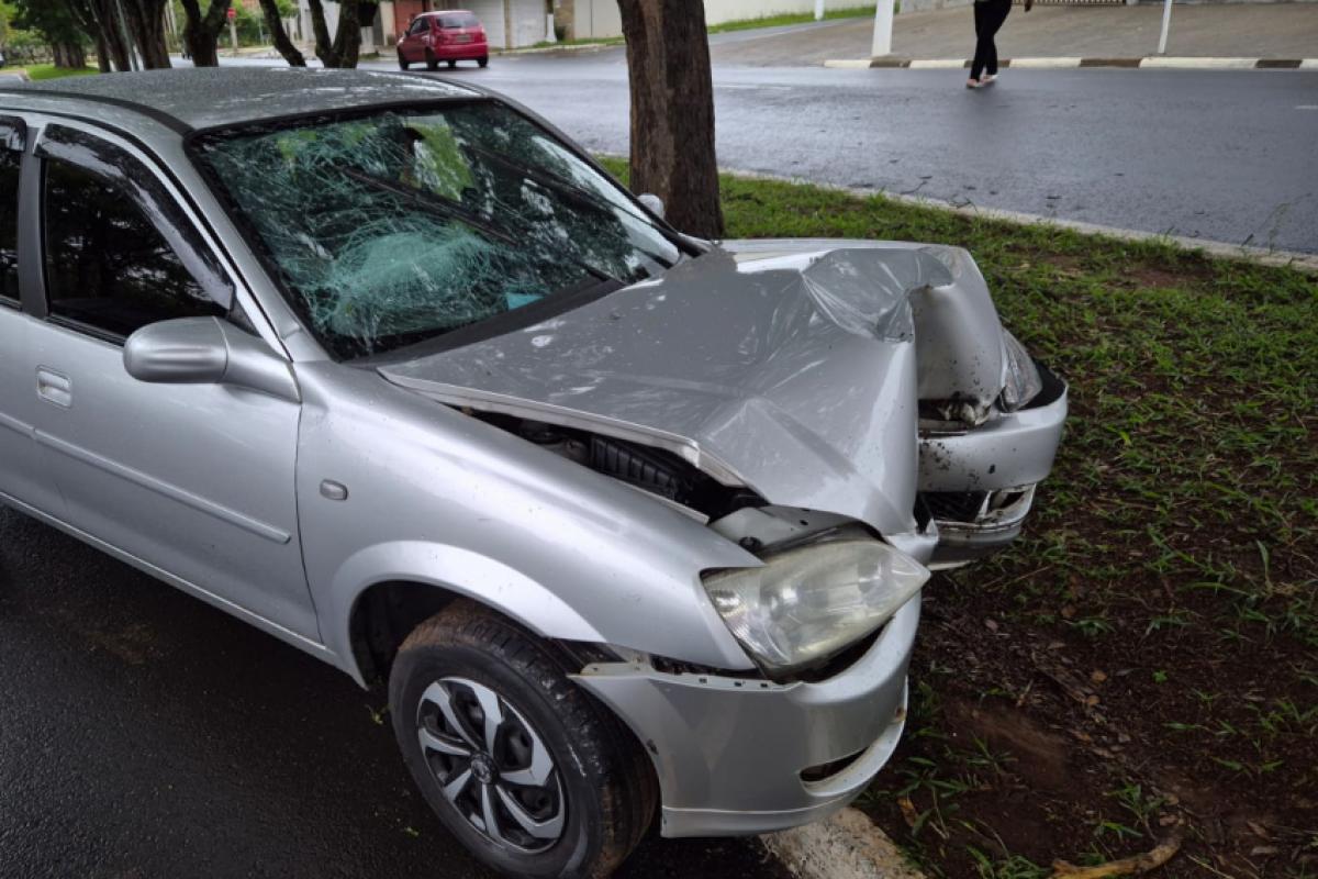 Carro com a frente destruída após a batida no Jardim Aeroporto l, em Franca
