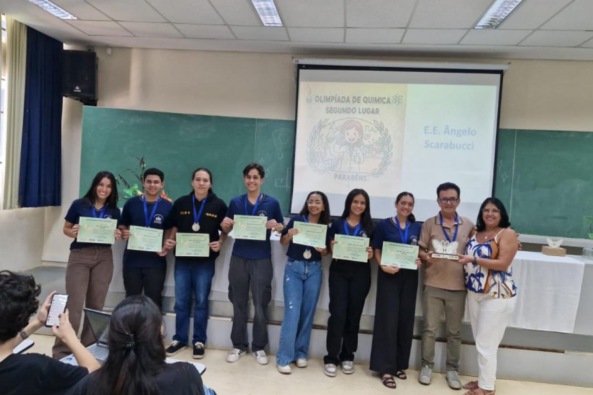 Alunos com seus certificados em mãos