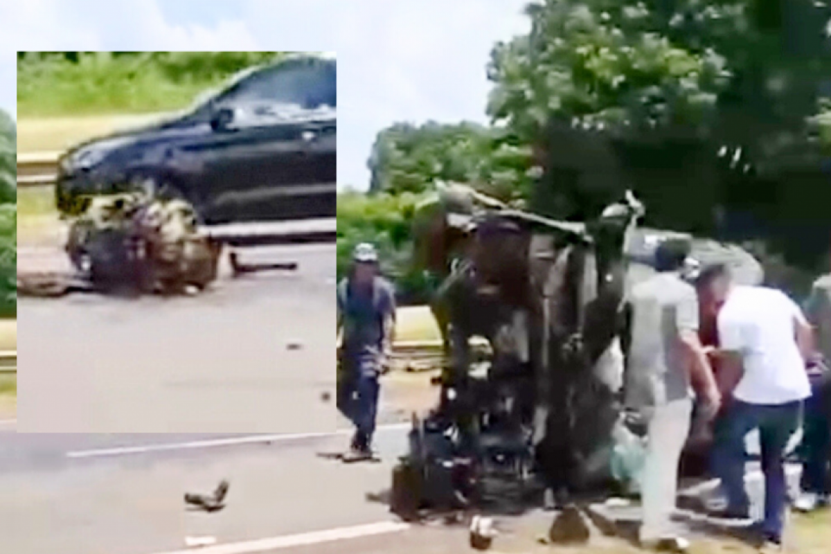 Com o forte impacto, o motor do Jetta se desprendeu e a destruição foi total na Cornélio Pires. 