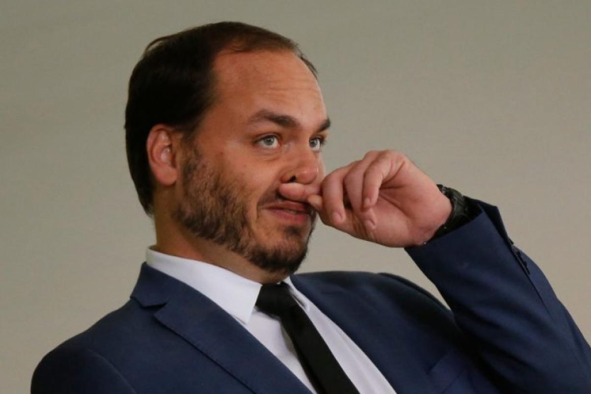 O filho do ex-presidente anunciou a renúncia do mandato na tribuna da Câmara, durante sessão plenária nesta quinta.