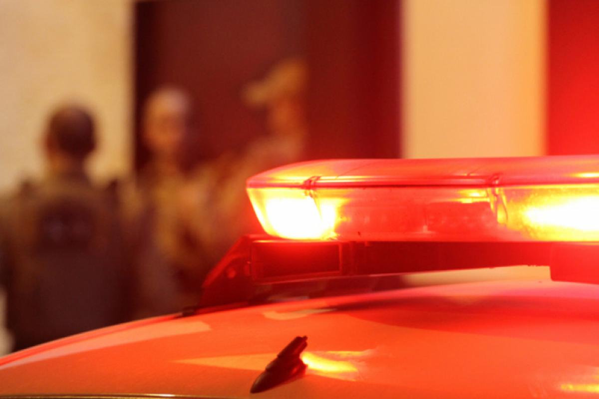 Os policiais realizavam patrulhamento quando perceberam que um homem em frente a uma academia demonstrou nervosismo ao notar a viatura