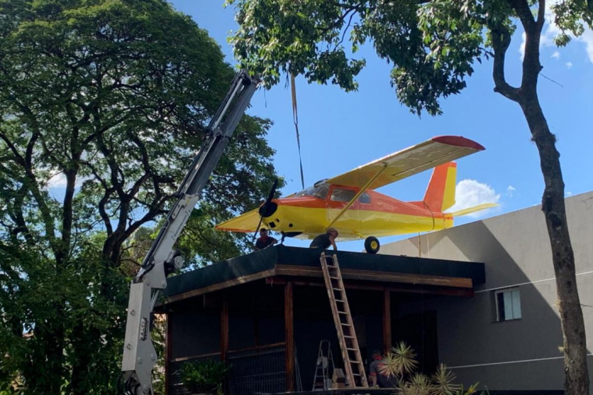O avião se tornou um dos elementos mais reconhecidos do bar ao longo dos anos e passou a integrar a identidade visual do estabelecimento