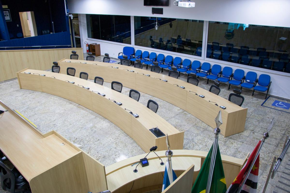 Número mantém tendência de queda observada desde 2020, quando lei criada após reportagens do jornal passou a descontar salário de faltosos