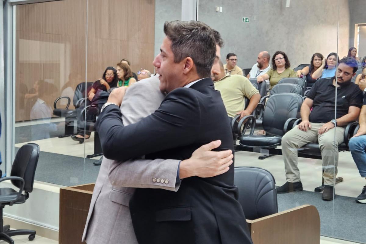 O atual presidente, Daniel Bassi (PSD), cumprimentando o presidente eleito para o ano de 2026, Fransérgio Garcia